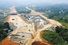 Điều kiện thời tiết bất lợi, mưa nhiều ảnh hưởng đến tiến độ thi công một số dự án đường cao tốc có kế hoạch hoàn thành trong năm 2025. Ảnh: Nam Dũng