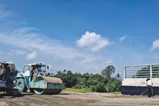 Thi công nền Dự án thành phần IIb tuyến ven biển Dung Quất - Sa Huỳnh. Ảnh: Hà Minh