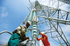 Nhiều dự án lưới điện đã và đang được Tập đoàn Điện lực Việt Nam đầu tư nhằm tăng cường năng lực truyền tải. Ảnh: Lê Tiên