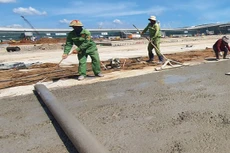 Lao động lĩnh vực xây dựng thường xuyên chịu áp lực tiến độ, xa nhà, điều kiện sinh hoạt khó khăn… Ảnh: Song Lê