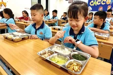 TP. Hà Nội hiện có hơn 800 trường tiểu học với gần 800.000 học sinh, các trường đều tổ chức học 2 buổi/ngày và có triển khai bữa ăn trưa bán trú tại trường. Minh họa: Hà Linh