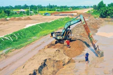 Hạng mục chính của Gói thầu là xây dựng đường bê tông cốt thép, khối lượng vật liệu cát đắp ước khoảng 9.500 m3, giá trị khoảng 2,8 tỷ đồng. Ảnh: Tiên Giang