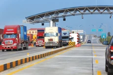 Phần lãi suất thực tế mà nhà đầu tư, doanh nghiệp dự án BOT phải thanh toán cho ngân hàng trong thời gian qua có sự chênh lệch rất lớn so với mức trần lãi suất vay khống chế. Ảnh: Lê Tiên