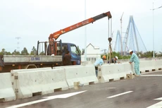 Việc triển khai hàng loạt dự án, công trình trọng điểm quốc gia và ngành giao thông vận tải trong thời gian qua đã đẩy nhu cầu sử dụng vật liệu xây dựng lên cao. Ảnh: Lê Tiên