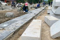 Gói thầu Thi công xây dựng thuộc Dự án Cải tạo, chỉnh trang vỉa hè trên địa bàn quận Hoàng Mai (cũ), TP. Hà Nội (giai đoạn 2) được mở thầu ngày 4/12/2025. Ảnh: Lê Thắng