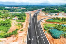 Các nhà thầu đang nỗ lực để đưa tuyến cao tốc Bắc - Nam phía Đông đoạn Quảng Ngãi - Hoài Nhơn hoàn thành đúng ngày 19/12/2025. Ảnh: Nguyễn Ngọc