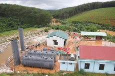 Khu liên hiệp xử lý rác thải rắn liên hợp Ngọc Hồi bị vỡ bờ hố chôn lấp rác, gây tràn rác thải ra ngoài, ảnh hưởng nghiêm trọng đến người dân xung quanh. Ảnh: Hà Minh