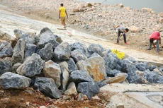 Gói thầu Xây dựng kè sông Long Hồ (bờ Phường 4) do Ban Quản lý dự án dân dụng và công nghiệp tỉnh Vĩnh Long làm chủ đầu tư. Ảnh minh họa: Nhã Chi