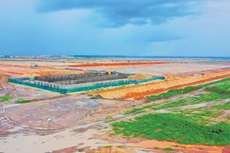 Tại Kỳ họp thứ 10, Quốc hội đã thông qua một số luật, nghị quyết, trong đó sửa đổi, bổ sung nhiều nội dung liên quan trực tiếp đến quy định của pháp luật về đấu thầu lựa chọn nhà đầu tư thực hiện dự án đầu tư kinh doanh. Ảnh: Khôi Lê