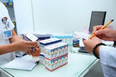 Một số doanh nghiệp phản ánh, giá nhiều mặt hàng thuốc tăng trong khi giá kế hoạch mời thầu quá thấp. Ảnh: Lê Tiên