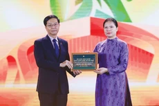 Tại Lễ bế mạc Hội chợ mùa Thu lần thứ nhất - 2025, Petrovietnam đã trao ủng hộ đồng bào vùng lũ số tiền 100 tỷ đồng