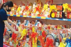 Nhiều doanh nghiệp có vốn đầu tư nước ngoài, doanh nghiệp tư nhân chọn áp dụng Luật Đấu thầu để tăng tính chuyên nghiệp trong mua sắm quà Tết cho người lao động. Ảnh minh họa: NC st