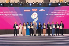 Đại diện Đạt Phương (thứ hai từ trái sang) nhận giải thưởng