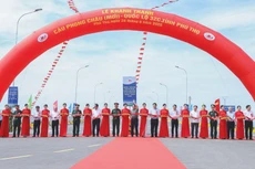 Thủ tướng Phạm Minh Chính và các đại biểu thực hiện nghi thức cắt băng khánh thành cầu Phong Châu - công trình có ý nghĩa đặc biệt do Tổng công ty Xây dựng Trường Sơn đảm nhiệm