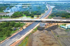 UBND các tỉnh, thành phố cần chỉ đạo chủ đầu tư, nhà thầu tập trung đẩy mạnh thi công, bám sát tiến độ cơ bản hoàn thành Dự án Đường Vành đai 3 TP.HCM trong năm 2025. Ảnh: Lê Tiên