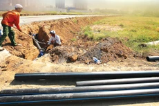 Hồ sơ mời thầu yêu cầu kinh nghiệm thực hiện tối thiểu 2 công trình hạ tầng kỹ thuật (cấp nước), trong đó có công tác lắp đặt mạng đường ống cấp nước sạch HDPE, cung cấp đồng hồ nước. Ảnh: Nhã Chi