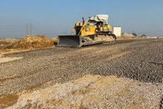 Dự án Xây dựng đường trục Đông - Tây (đoạn nối Quốc lộ 37 với ĐT295), huyện Hiệp Hòa có tổng chiều dài tuyến khoảng 5,7 km, tổng mức đầu tư khoảng 473 tỷ đồng. Ảnh: Thùy Linh