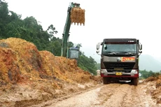 Đợt mưa lũ kéo dài cuối tháng 10/2025 khiến nhiều đoạn trên cao tốc La Sơn - Hòa Liên hư hại nặng do sạt lở. Ảnh: Đoàn Cường