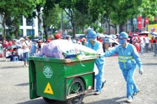 Các gói thầu duy trì vệ sinh môi trường giai đoạn 3 đến 5 năm tới tại các phường, xã của Hà Nội đều có giá trị hàng trăm tỷ đồng mỗi gói. Ảnh: Hoàng Sơn