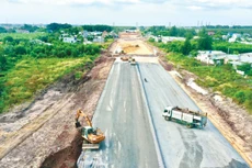 Tập trung nguồn ngân sách nhà nước đầu tư cho các dự án hạ tầng điện, trung tâm dữ liệu quốc gia, hành lang logistics, cảng biển chiến lược, đường cao tốc… sẽ tạo hiệu ứng lan tỏa để dẫn dắt đầu tư tư nhân. Ảnh: Lê Tiên