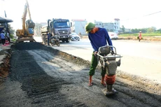 Trong 8 gói thầu sửa chữa đường bộ được mời thầu lại, tiếp tục có 1 gói thầu bị hủy thầu vì không có nhà thầu tham dự. Ảnh: Nhã Chi