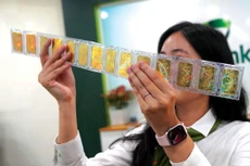 Thị trường vàng trong nước biến động theo giá vàng thế giới và có xu hướng thu hẹp khoảng cách về giá so với nửa đầu năm 2025. Ảnh: Ngọc Thắng