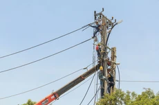 Liên danh trúng thầu đang thực hiện hợp đồng Gói thầu số 10 thuộc Dự toán Di dời hệ thống điện phục vụ giải phóng mặt bằng thuộc Khu đô thị và dịch vụ VSIP Nghệ An giai đoạn 4 và 5A. Ảnh: Thế Anh