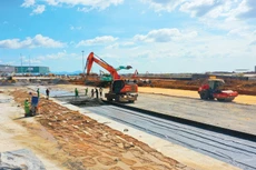 Hàng nghìn kỹ sư, công nhân tại công trường sân bay Long Thành làm việc xuyên lễ, xuyên Tết, xuyên ngày nghỉ để đẩy nhanh tiến độ thi công. Ảnh: Lê Tất Tiên