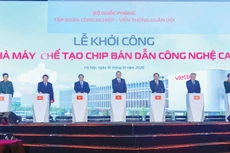 Tổng Bí thư Tô Lâm, Thủ tướng Chính phủ Phạm Minh Chính cùng các đại biểu thực hiện nghi thức khởi công nhà máy chế tạo chip bán dẫn đầu tiên tại Việt Nam. Ảnh: Quý Bắc