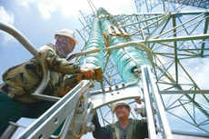 Đầu tư phát triển hệ thống hạ tầng giao thông, hạ tầng điện là một trong những bước đi thiết yếu để hiện thực hóa các mục tiêu tăng trưởng. Ảnh: Lê Tiên