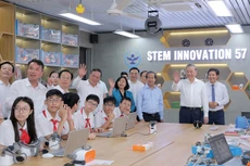 Tổng Bí thư Tô Lâm, lãnh đạo Đảng, Nhà nước, Bộ Giáo dục và Đào tạo và Petrovietnam tại phòng STEM Trường THCS Cầu Giấy (Hà Nội)