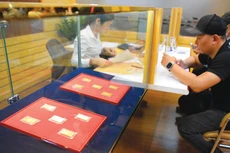 Hiện nay, có 8 ngân hàng thương mại đủ điều kiện để Ngân hàng Nhà nước cấp phép sản xuất vàng miếng, xuất khẩu, nhập khẩu vàng miếng, nhập khẩu vàng nguyên liệu. Ảnh: Chiến Thắng