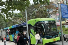 Hà Nội sẽ hoàn thành lộ trình chuyển đổi phương tiện xe buýt điện, năng lượng xanh vào năm 2030. Ảnh: Nhã Chi