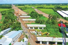 Giá nhiên liệu tăng sốc, vật liệu xây dựng khan hiếm đang ảnh hưởng đến tiến độ thi công nhiều dự án hạ tầng, công trình trọng điểm quốc gia. Ảnh: Dân Hòa