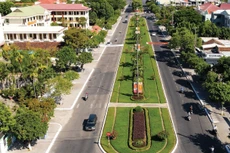 Gói thầu XL01 Thi công xây dựng đường Hùng Vương thuộc Dự án Hoàn thiện đường Hùng Vương, TP. Tam Kỳ (Đà Nẵng) có hạng mục liên quan đến kiến trúc cảnh quan. Ảnh: Thành Công