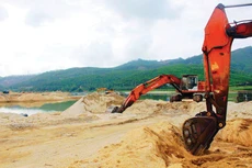 Tại phiên đấu giá quyền khai thác khoáng sản tại điểm mỏ ĐB2B (xã Điện Bàn Tây, TP. Đà Nẵng), giá trúng đấu giá được đẩy lên gấp hơn 306 lần giá khởi điểm. Minh họa: Đình Phúc