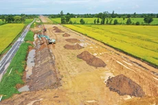 Theo Bộ Xây dựng, khối lượng đắp gia tải nền đường tại Dự án Cao tốc Châu Đốc - Cần Thơ - Sóc Trăng mới đạt khoảng 33%. Ảnh: Lê Tiên