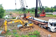 Pháp luật đấu thầu hiện hành không quy định giá trị cụ thể, số lượng thành viên tham dự đối với liên danh trúng thầu thi công công trình. Ảnh: Xuân Mộc