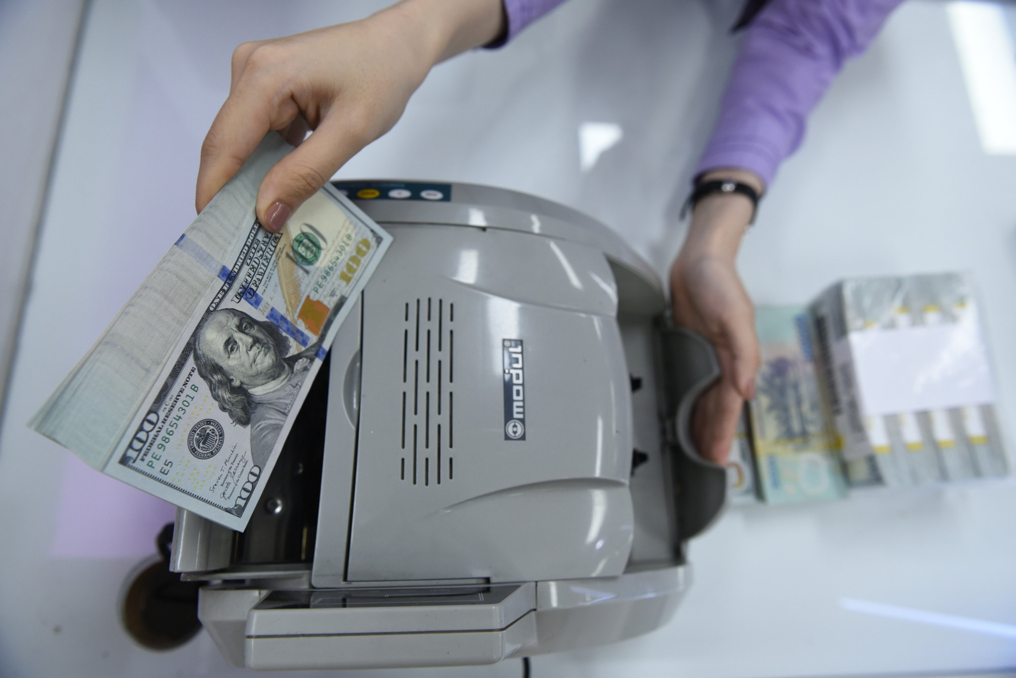 Tại Mỹ, yếu tố kích hoạt sự “lệch pha” và dẫn đến đổ vỡ một số ngân hàng là lãi suất tăng quá nhanh và mạnh trong thời gian hết sức ngắn. Ảnh Huyền Trang Tại Mỹ, yếu tố kích hoạt sự “lệch pha” và dẫn đến đổ vỡ một số ngân hàng là lãi suất tăng quá nhanh và mạnh trong thời gian hết sức ngắn. Ảnh Huyền Trang