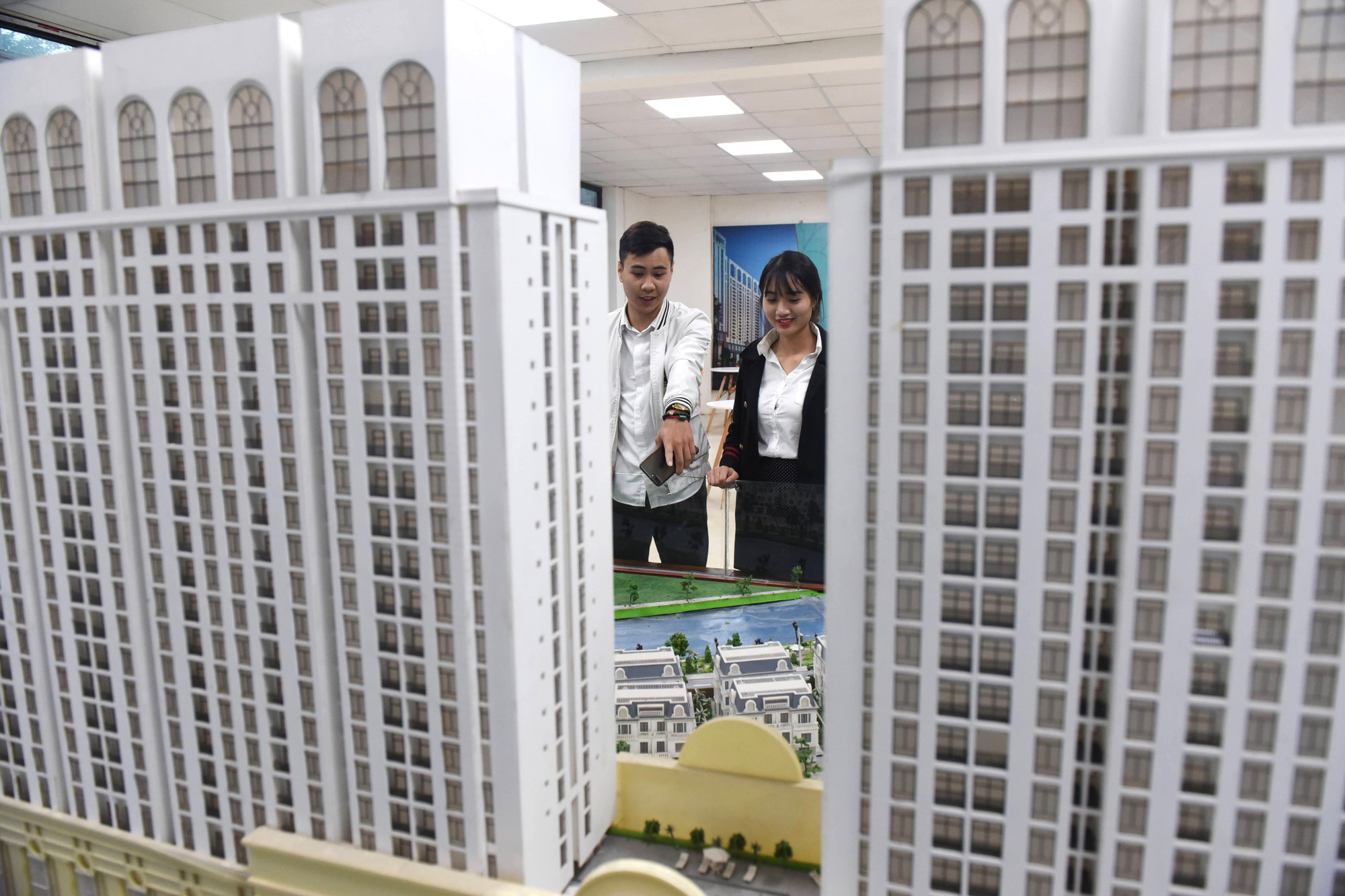 Với Việt Nam, nhu cầu thật sự ở phân khúc nhà ở trung cấp là hết sức lớn. Đây là một điều kiện để phát triển lĩnh vực bất động sản trong tương lai.. Ảnh: Huyền Trang Với Việt Nam, nhu cầu thật sự ở phân khúc nhà ở trung cấp là hết sức lớn. Đây là một điều kiện để phát triển lĩnh vực bất động sản trong tương lai.. Ảnh: Huyền Trang