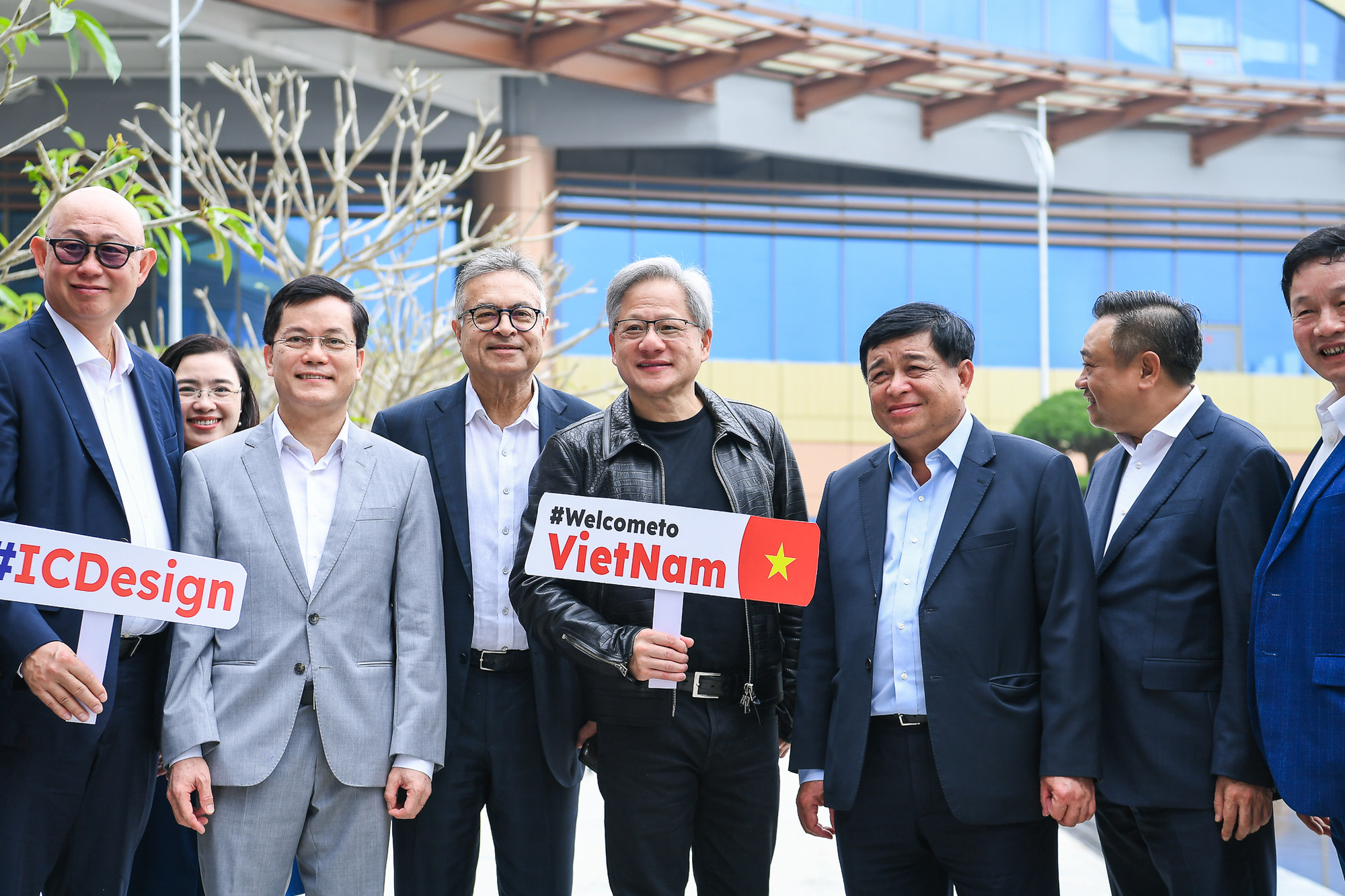 Chủ tịch Tập đoàn NVIDIA Jensen Huang tham quan NIC Hòa Lạc, cam kết biến Việt Nam thành quê hương thứ hai