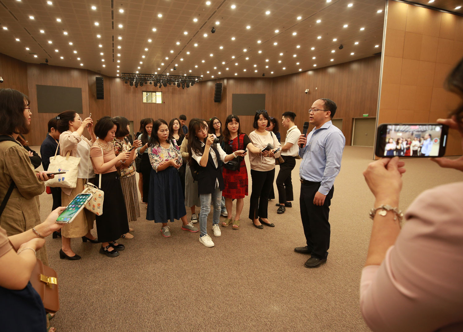 Ông Vũ Quốc Huy, Giám đốc NIC giới thiệu về NIC Hòa Lạc Ông Vũ Quốc Huy, Giám đốc NIC giới thiệu về NIC Hòa Lạc