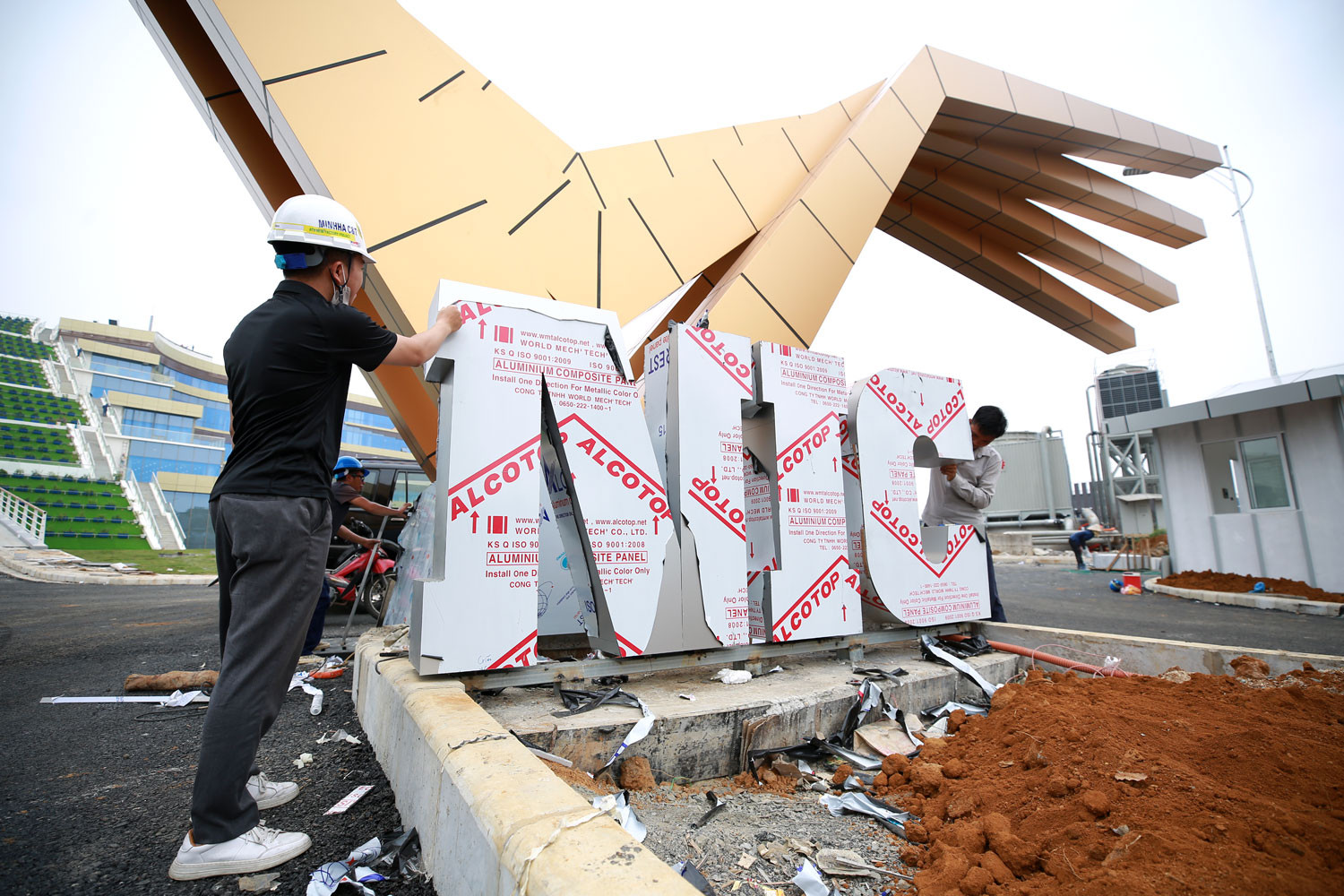 Cổng chào NIC Hòa Lạc với biểu tượng đại bàng cất cánh Cổng chào NIC Hòa Lạc với biểu tượng đại bàng cất cánh