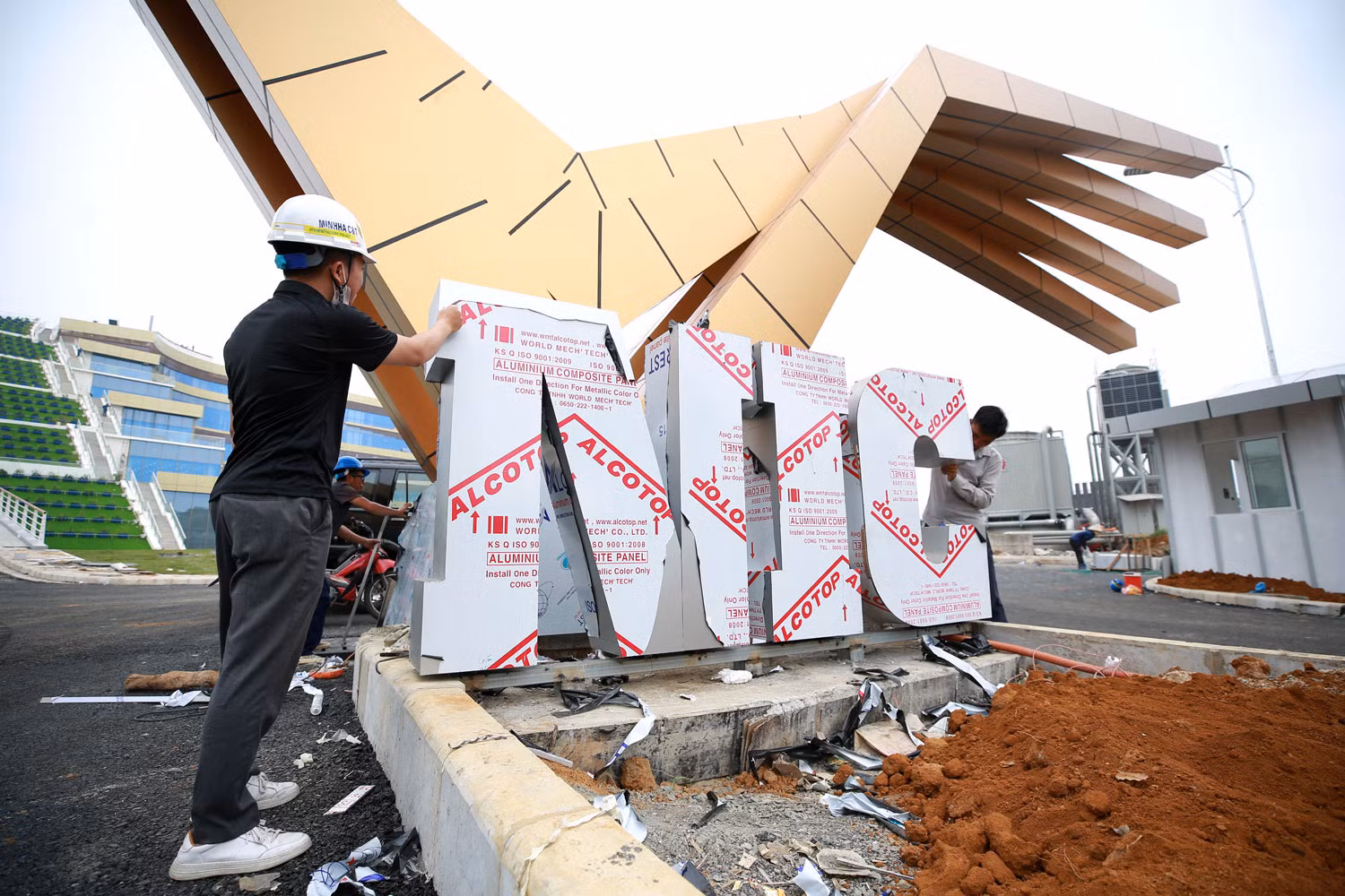 Cổng chào NIC Hòa Lạc với biểu tượng đại bàng cất cánh