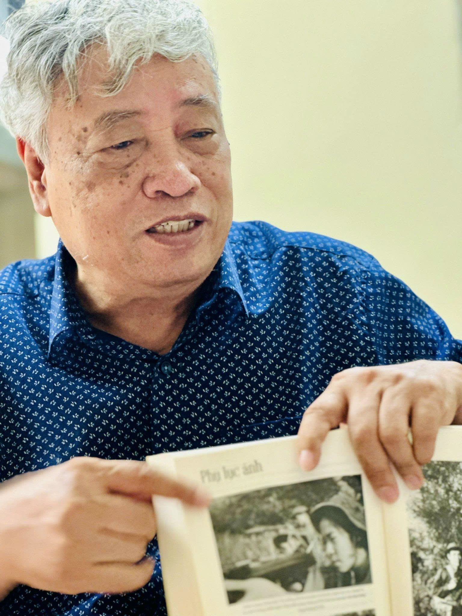 Nhà báo Trần Mai Hưởng chia sẻ câu chuyện về các bức ảnh thời chiến tranh. Ảnh: Hoài Nam