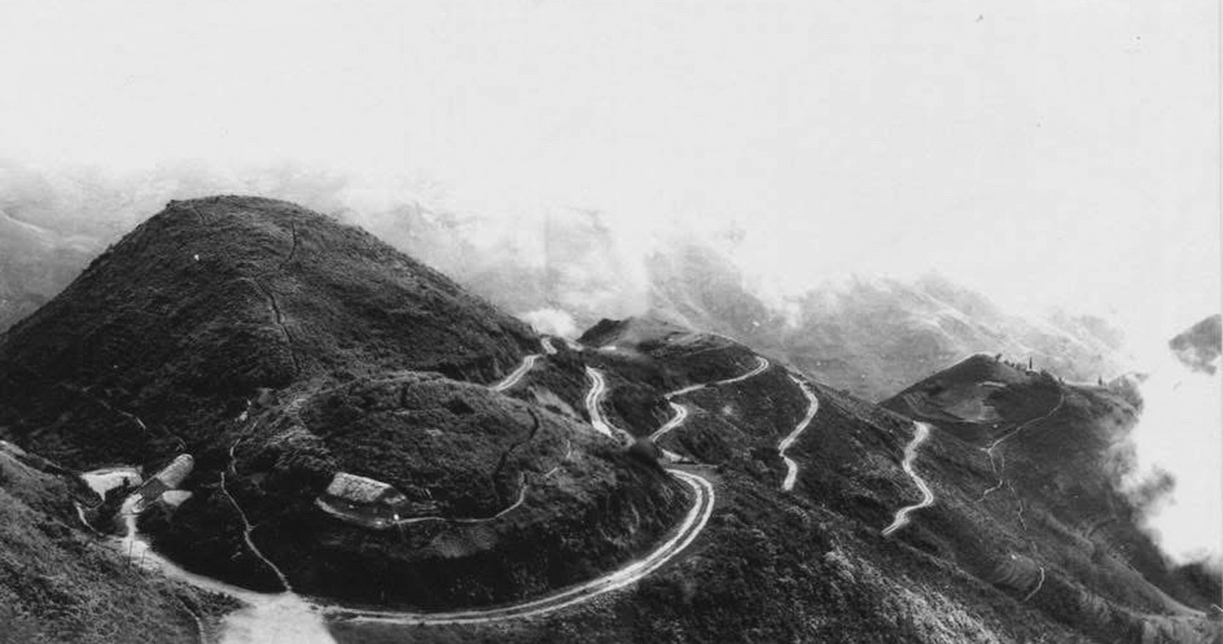 Bức ảnh “Đường lên điểm tựa” của nhà báo Trần Mai Hưởng chụp năm 1984, khi chiến tranh biên giới phía Bắc diễn ra gay go, ác liệt