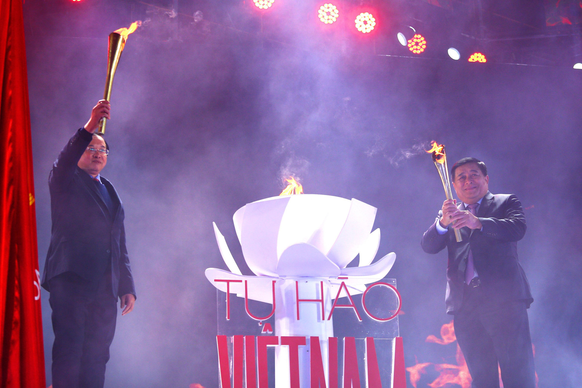 Bộ trưởng Bộ Kế hoạch và Đầu tư Nguyễn Chí Dũng cùng Thứ trưởng Bộ Văn hóa Thể thao và Du Lịch Tạ Quang Đông cùng thắp đuốc khai mạc Chương trình &quot;Tự hào Việt Nam&quot; do Bộ Kế hoạch và Đầu tư tổ chức