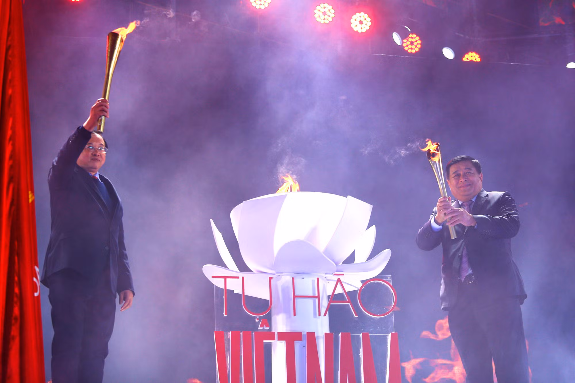Bộ trưởng Bộ Kế hoạch và Đầu tư Nguyễn Chí Dũng cùng Thứ trưởng Bộ Văn hóa Thể thao và Du Lịch Tạ Quang Đông cùng thắp đuốc khai mạc Chương trình "Tự hào Việt Nam" do Bộ Kế hoạch và Đầu tư tổ chức