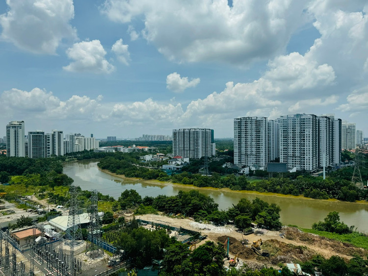 Chỉ khi nào dòng tiền và dòng pháp lý được "khơi thông" thì thị trường mới có thể cân bằng lại. Ảnh: Bảo Tín