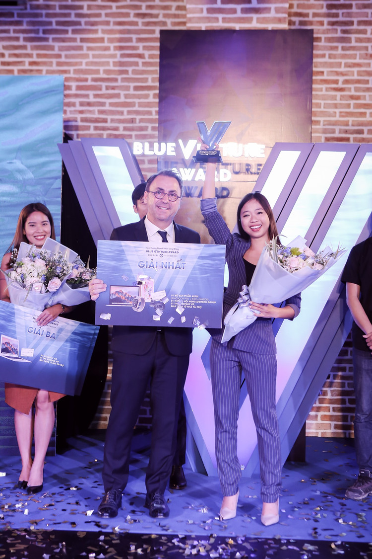 Ngôi vị Quán quân thuộc về đại diện Trịnh Khánh Hạ (phải) đến từ Vulcan Augmetics.